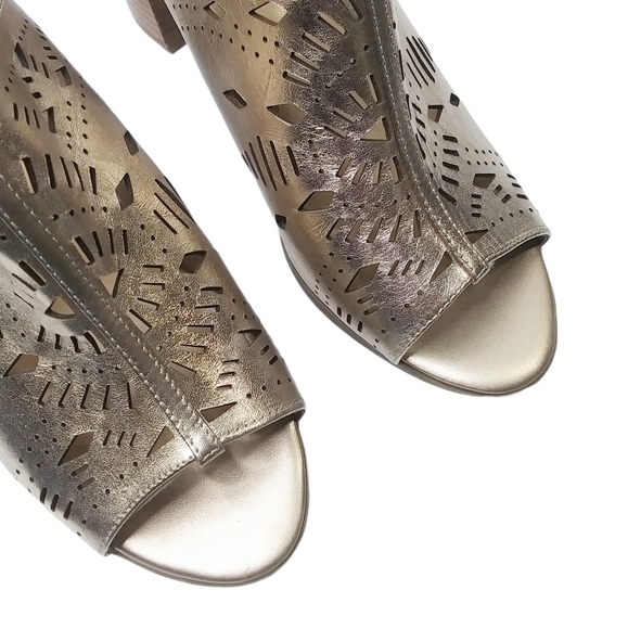 Bella Vita Lark Laser Perforated Slide Sandals - Picture 3 of 11